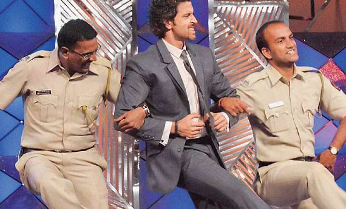 bollywood stars to salute mumbai cops see pics