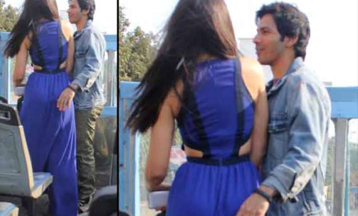 varun nargis spotted getting cozy during main tera hero