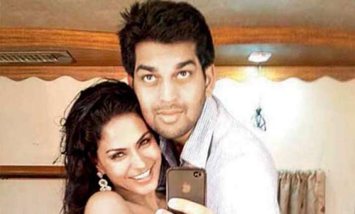 veena malik ex beau files police complaint against her for
