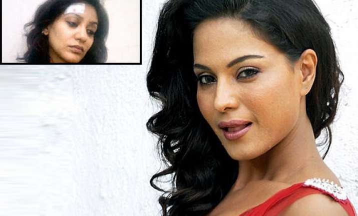 veena malik assaults vedita bangs her head on a rod while