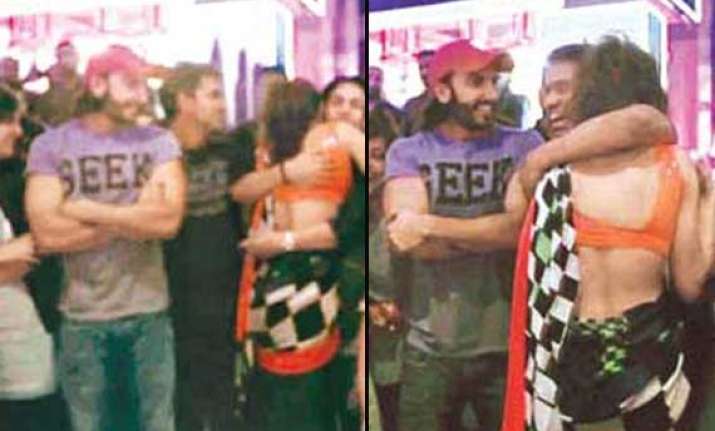 when ranveer surprised deepika on chennai express sets view