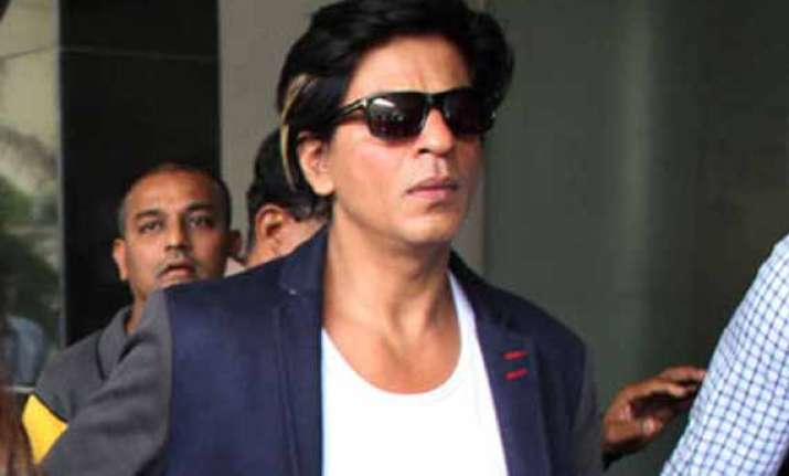 when shah rukh was surrounded with fans in a flight view