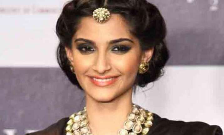 won t date anyone from film industry sonam kapoor