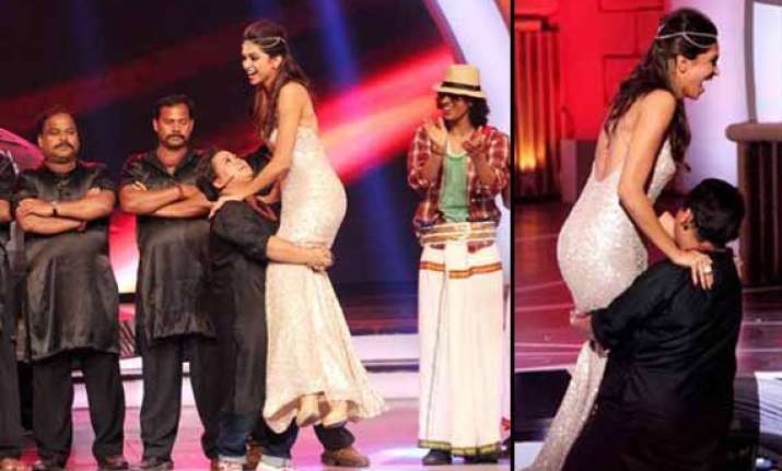 zee cine awards 2014 comedian bharti lifts up deepika