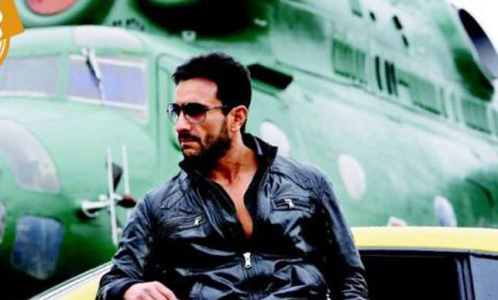 3 booked for defacing raj monument for shooting of saif s