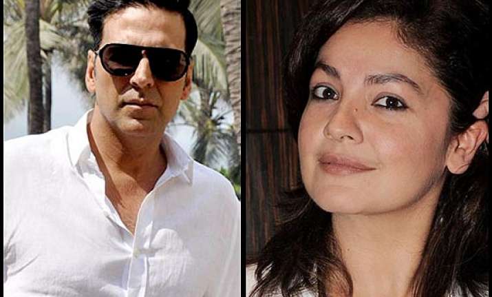 akshay kumar s holiday... faces quash from pooja bhatt see