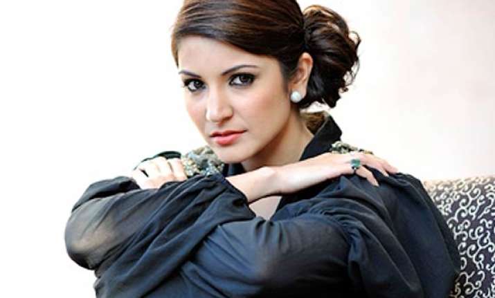 anushka sharma gets scared as massive sandstorm hits nh10