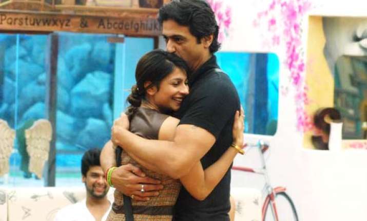 bigg boss 7 couple armaan tanishaa to celebrate valentine s