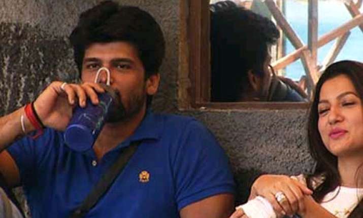 bigg boss 7 kushal grabs andy by neck ordered to leave the