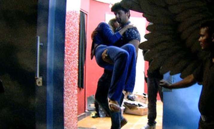 bigg boss 7 kushal threatens andy bouncers intervene see