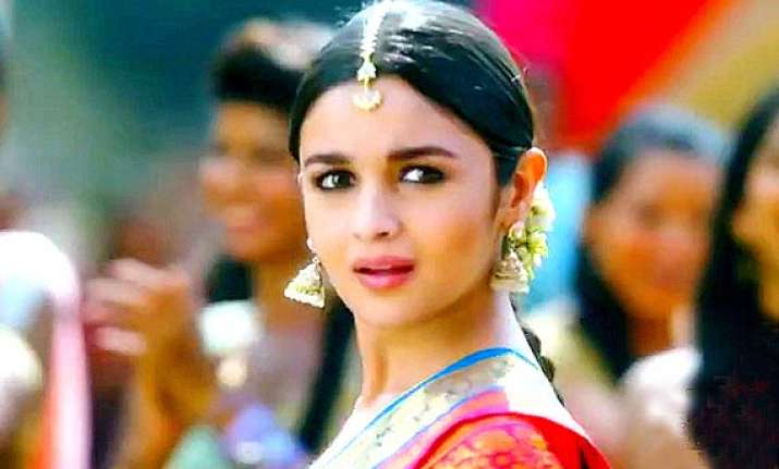 2 states song review do some bhangra on iski uski tunes