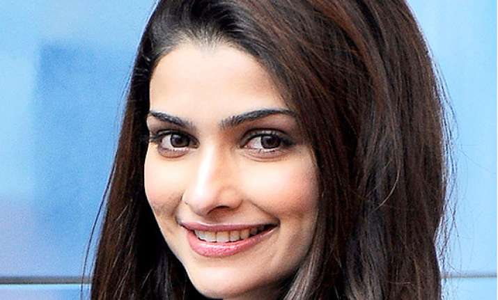 injured prachi desai shows professionalism