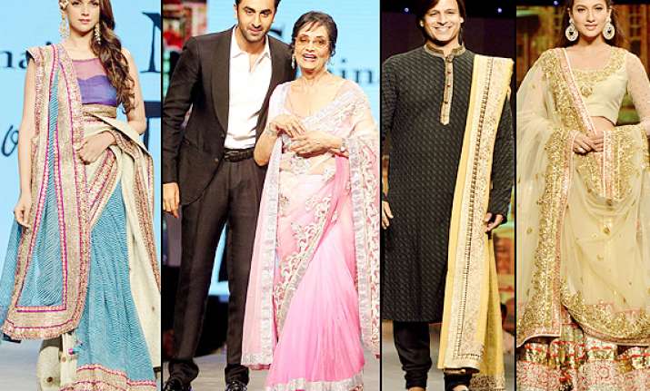 ranbir makes veteran actress sadhna groove celebs walk the