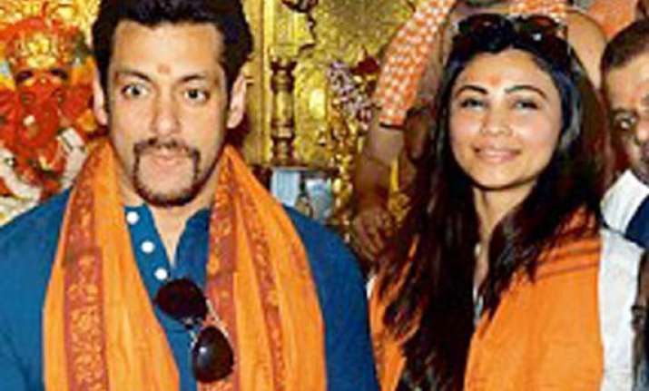 salman khan daisy shah pray in sidhivinayak temple see pics