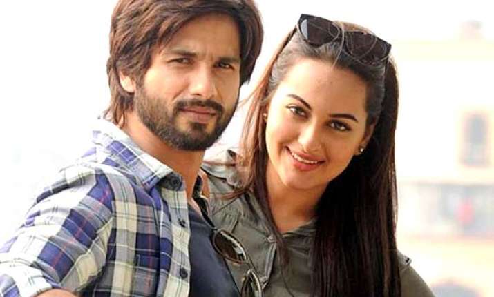 shahid kapoor birthday actor parties with sonakshi in goa