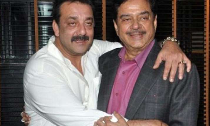 shatrughan sinha wants sanjay dutt to follow gandhigiri