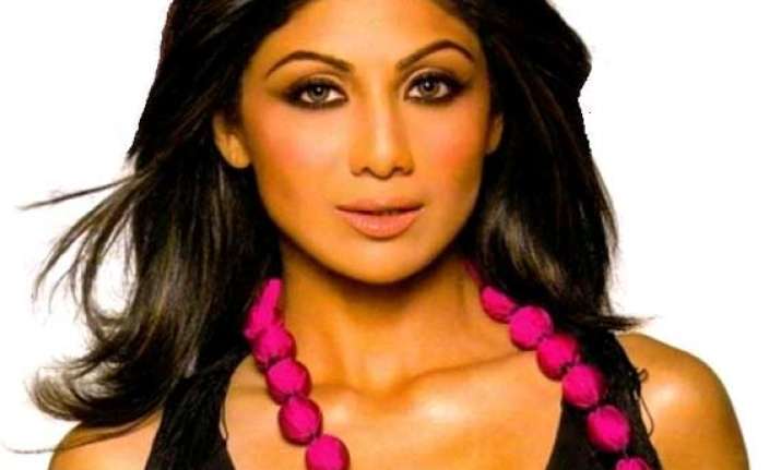 yummy mummy shilpa shetty supports non pregnancy clause in