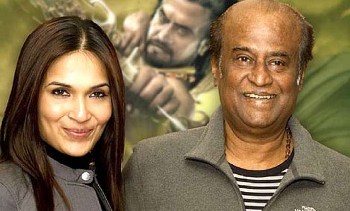 dad is shouldering kochadaiiyaan totally soundarya