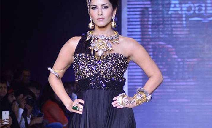 sunny leone enjoys being showstopper at jewellery showcase