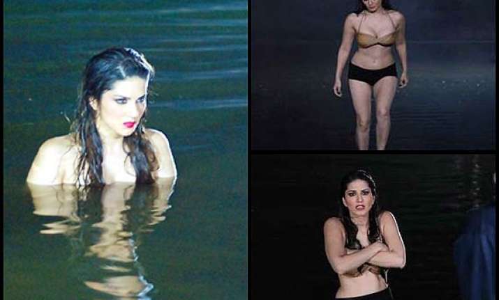 sunny leone stripped in a lake with snakes for ragini mms 2