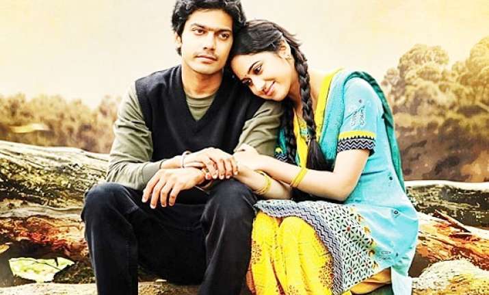 tamil film amarakaaviyam moves actor arya to tears