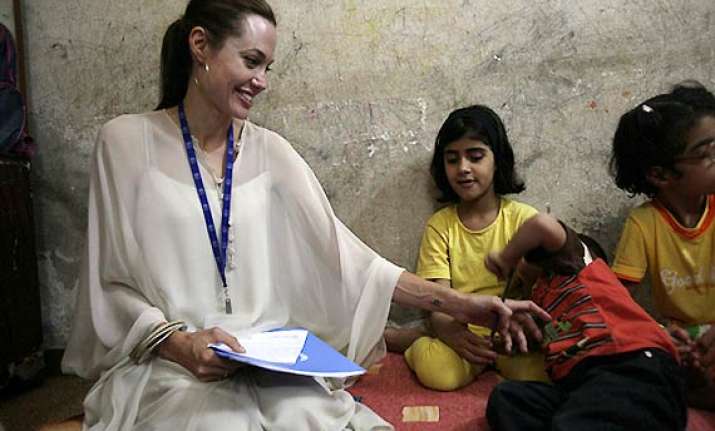 angelina jolie seeks to visit syrian refugees
