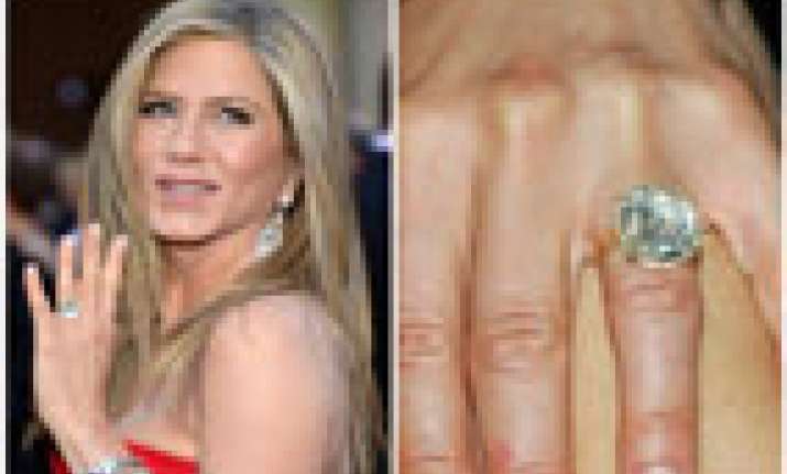 aniston flaunts engagement ring at premiere