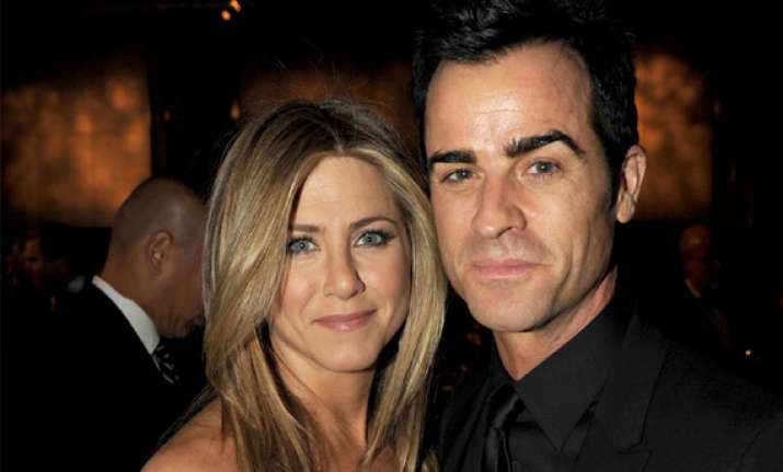 aniston keen to elope with theroux