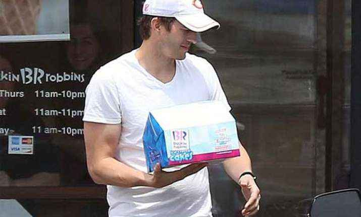 ashton kutcher stocks up on ice cream for pregnant fiancee