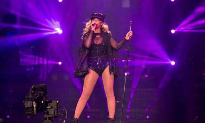 beyonce performed despite freak accident on stage