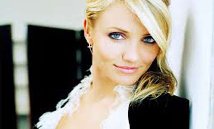 cameron diaz eyeing robert pattinson