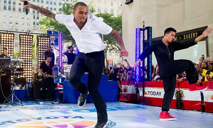 chris brown to perform at the grammys