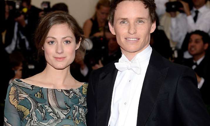 eddie redmayne engaged to girlfriend hannah bagshawe