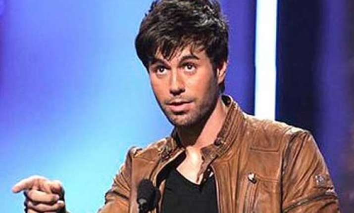 enrique iglesias releases first single from new album