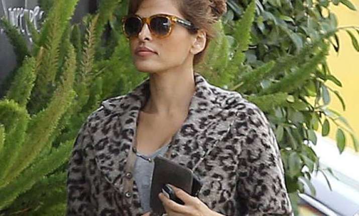 eva mendes hides baby bump