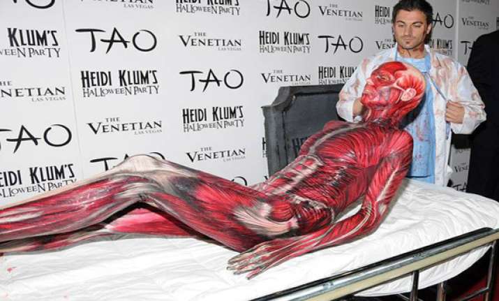 heidi klum dresses as dead body at annual halloween party