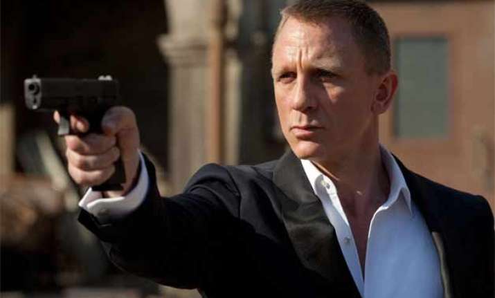 injured daniel craig undergoes knee surgery