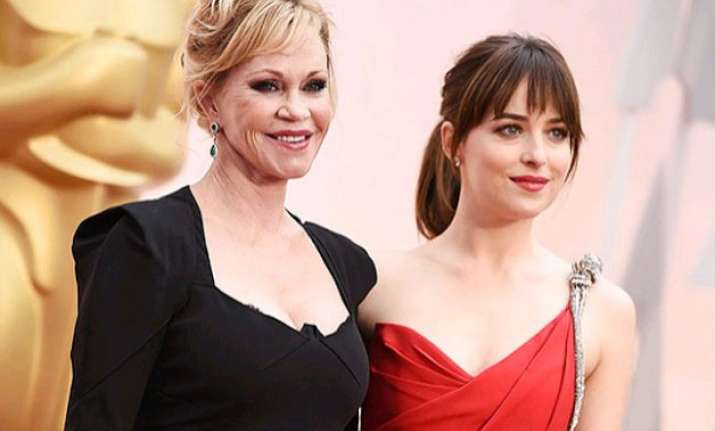 oscars 2015 why is dakota johnson miffed at her mother