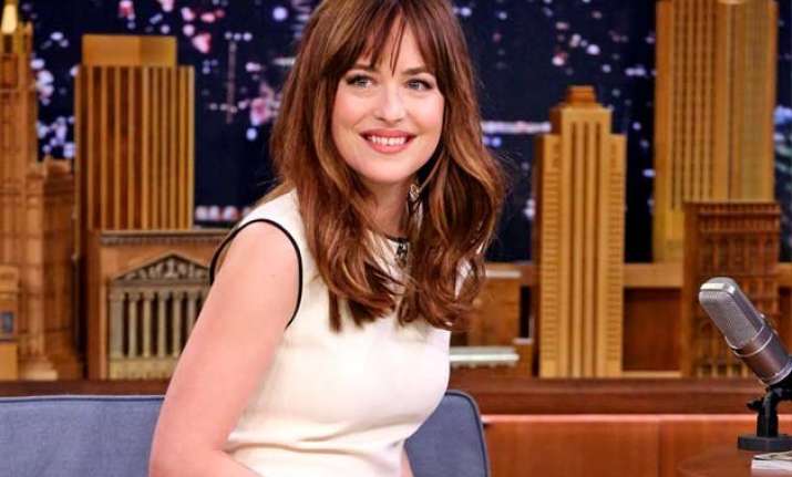 dakota johnson to host saturday night live