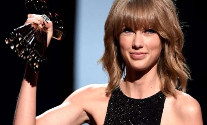 taylor swift rakes in four awards at mtv video music awards
