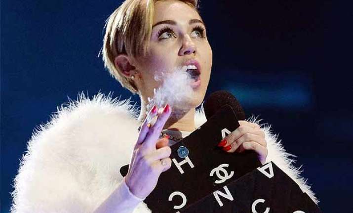 miley cyrus smokes joint on stage