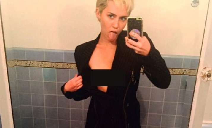 miley cyrus flashes flesh in impromptu photoshoot