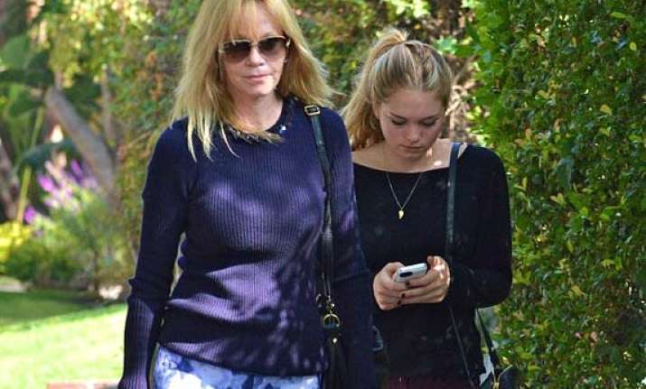 Melanie Griffith Shops With Daughter Hollywood News India Tv 