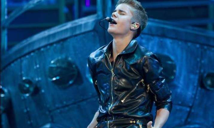 justin bieber plans a tour in 2015
