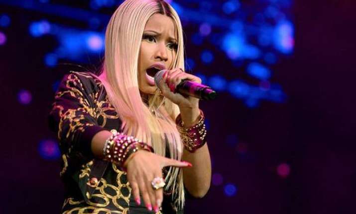 nicki minaj suffers wardrobe malfunction