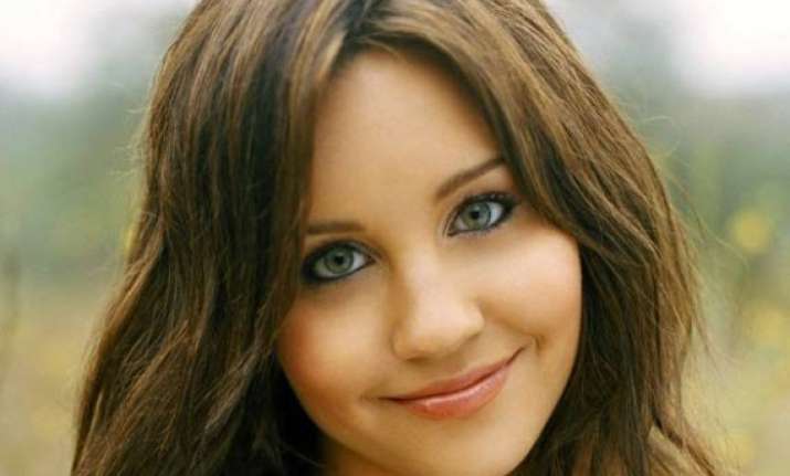 amanda bynes hurts a fan