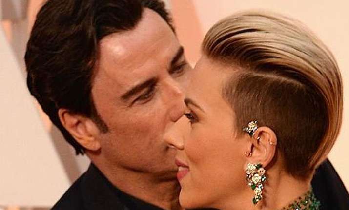 john travolta isn t creepy says scarlett johansson