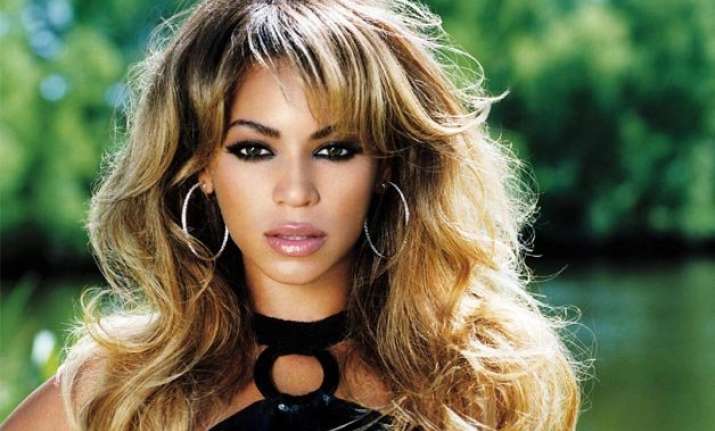 beyonce suffers wardrobe malfunction