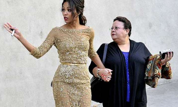emotional zoe saldana pays tribute to mother