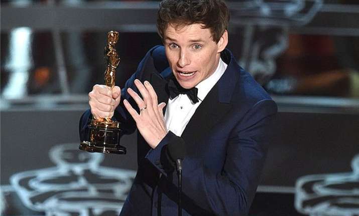 oscars 2015 eddie redmayne gets emotional dedicates trophy